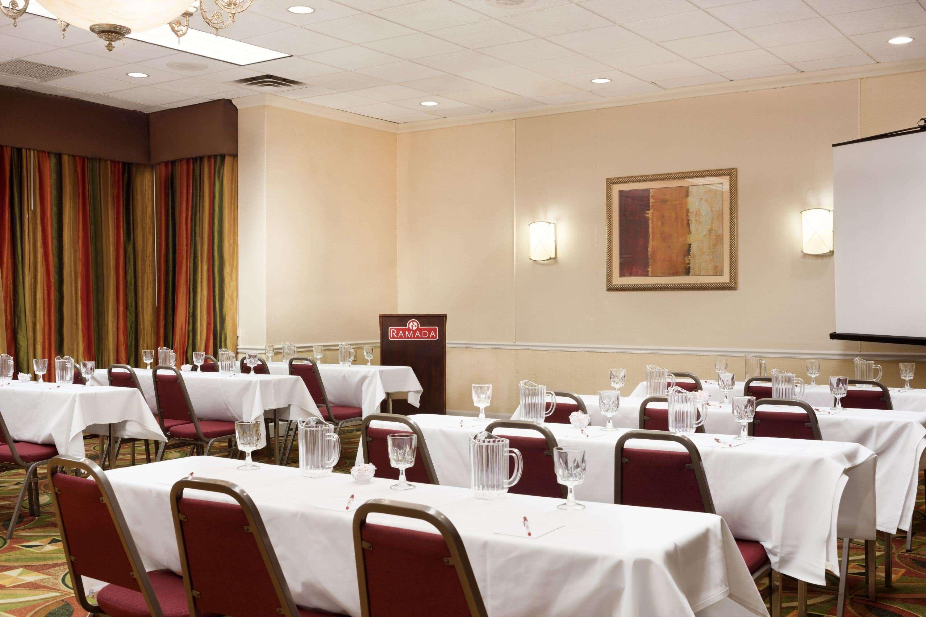 Ramada By Wyndham Newark/Wilmington Hotel Exterior foto