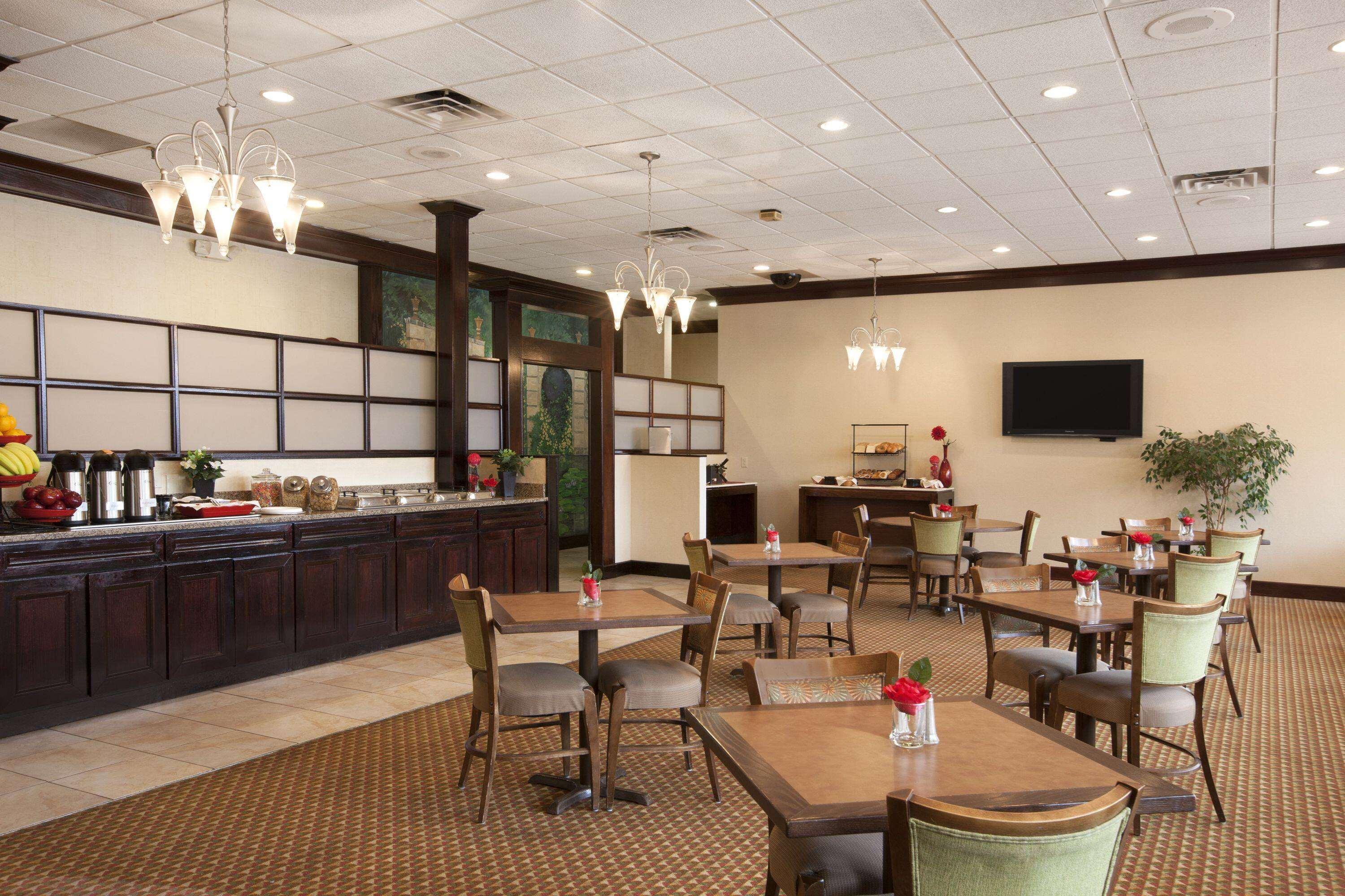 Ramada By Wyndham Newark/Wilmington Hotel Exterior foto