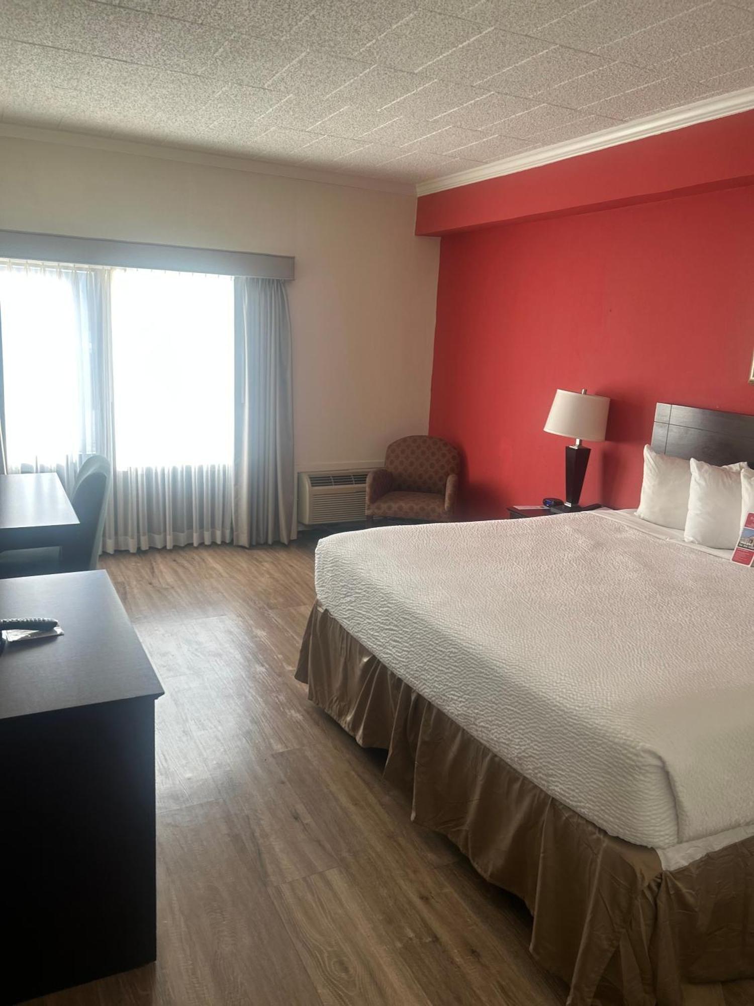 Ramada By Wyndham Newark/Wilmington Hotel Exterior foto